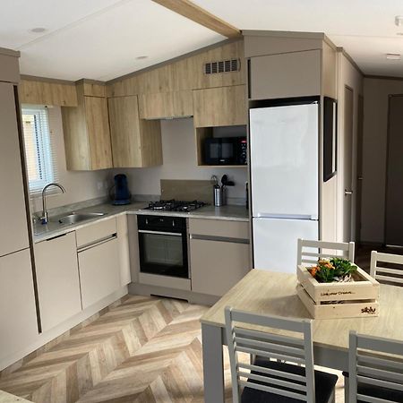 4 Persoons Chalet Hz 21 Lauwersoog Eksteriør bilde