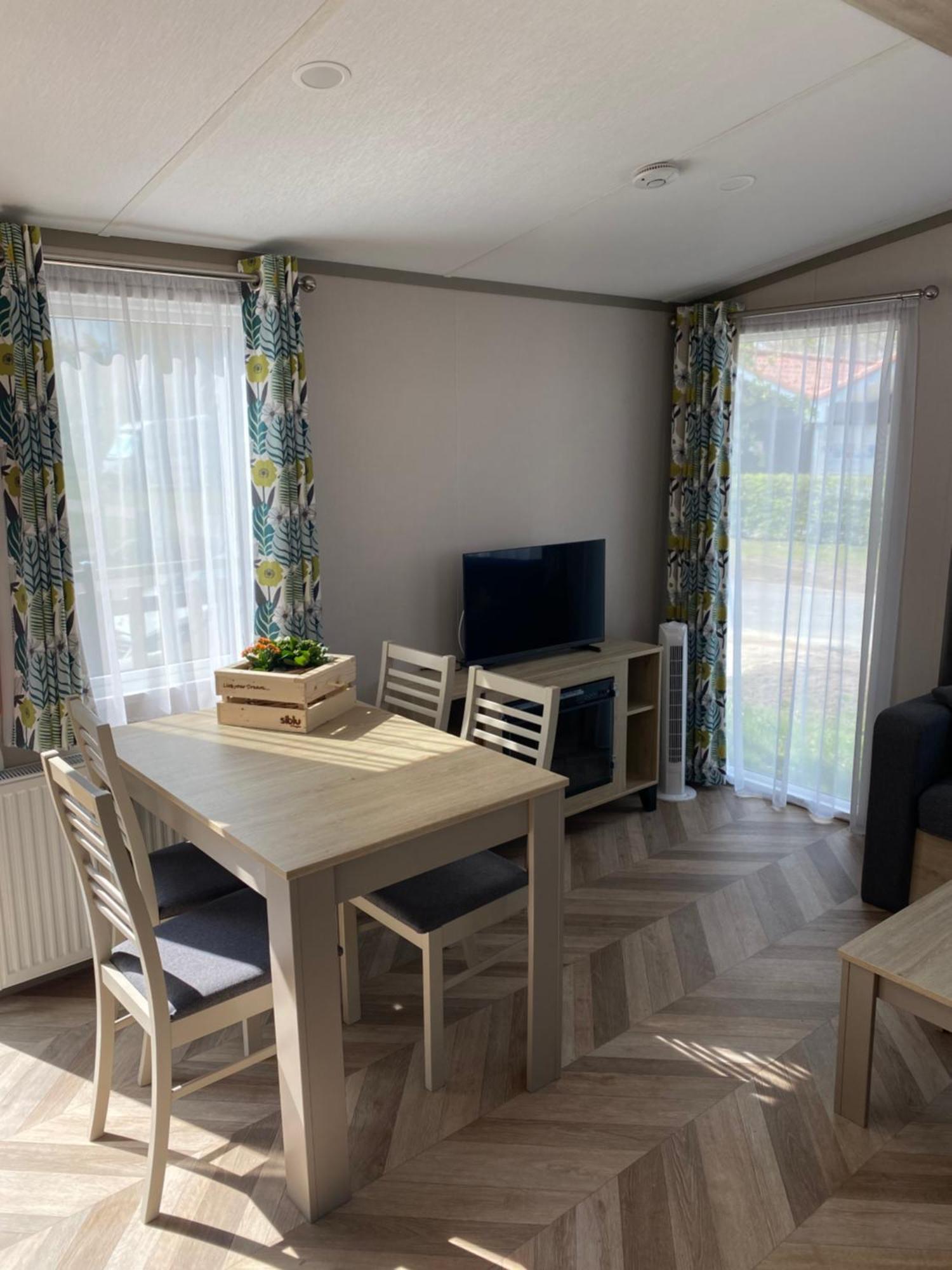 4 Persoons Chalet Hz 21 Lauwersoog Eksteriør bilde